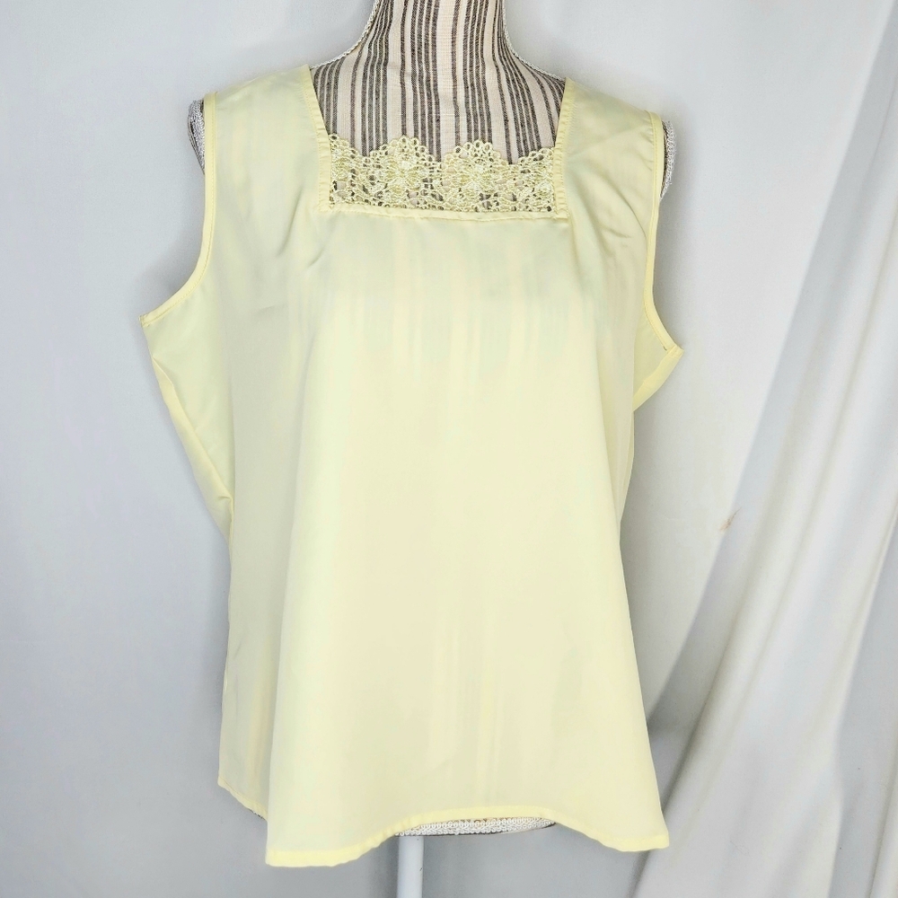 Bedford Fair NWOT Yellow Sleeveless Lace Accent Neckline Top Size Medium